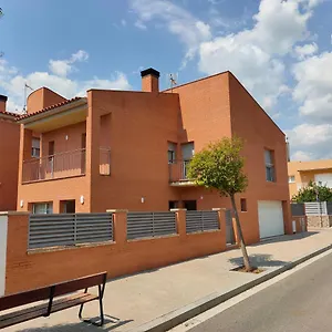 https://chalet-amplio-con-jardin-y-zona-barbacoa.top-hotels-tarragona.com